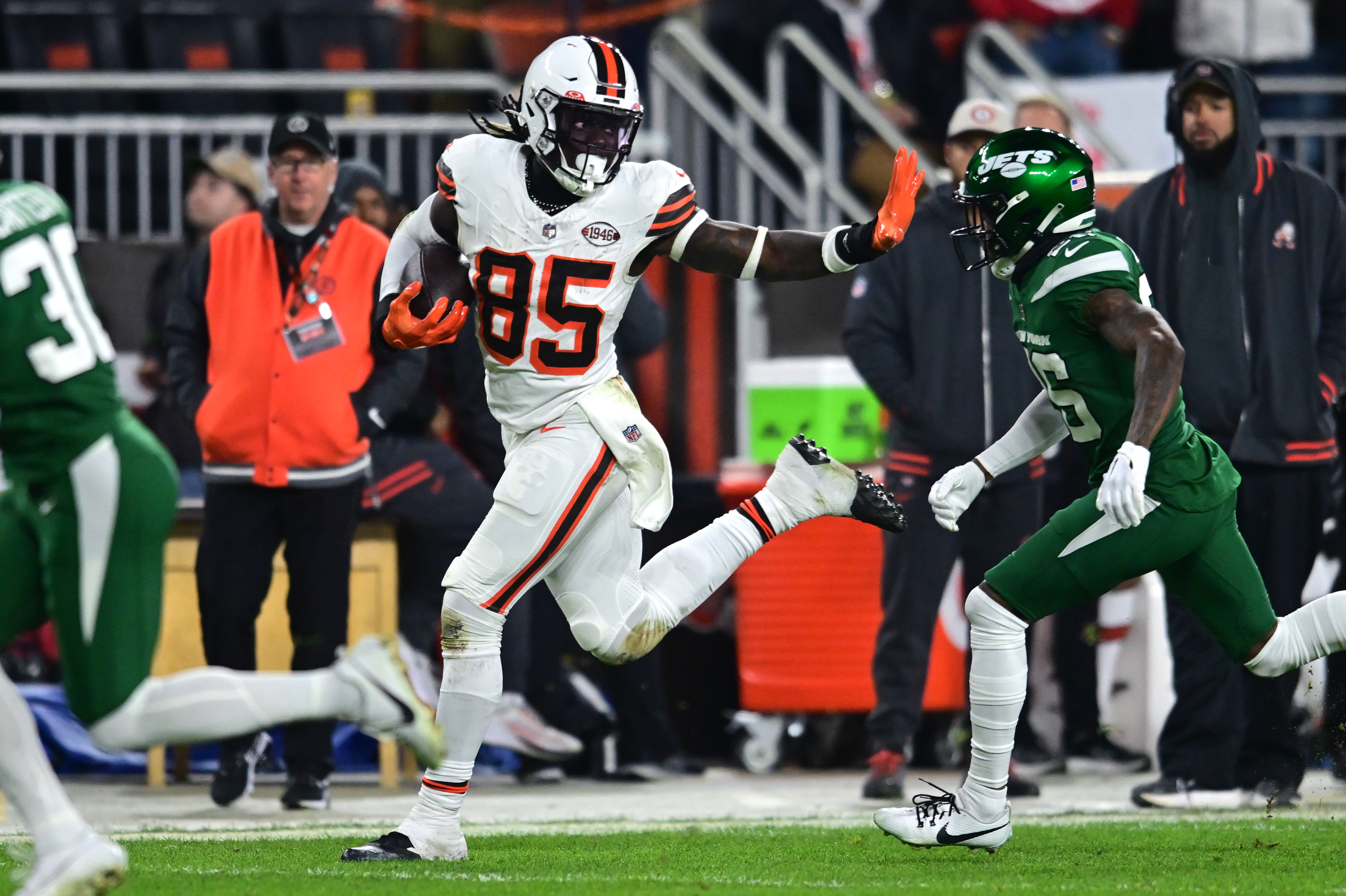 Dec 28, 2023; Cleveland, Ohio, USA; Cleveland Browns tight end David Njoku (85) runs with the ball after a catch against the New York Jets during the first half at Cleveland Browns Stadium.